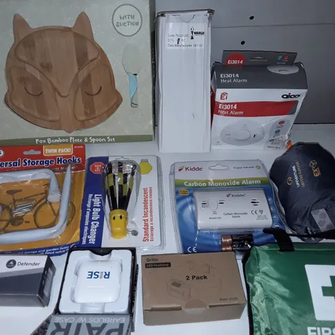 LOT OF ASSORTED HOUSEHOLD ITEMS TO INCLUDE LED HEADLIGHT, HEAT AND CARBON MONOXIDE ALARM AND FIRST AID KIT