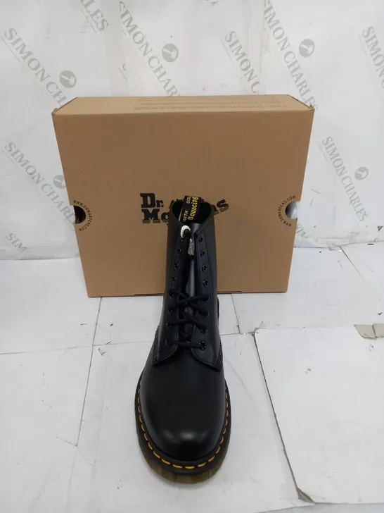 BOXED PAIR OF DR MARTENS BOOTS 1460 BLACK UK 8 