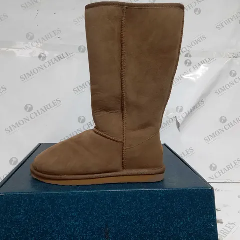 EMU ORIGINALS COLLECTION TAN STINGER HI WATER RESISTANT BOOT - SIZE 5