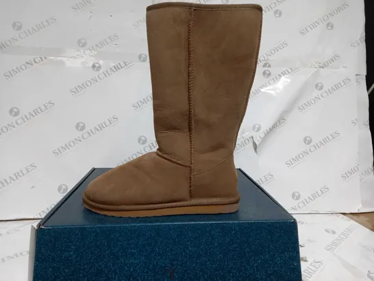 EMU ORIGINALS COLLECTION TAN STINGER HI WATER RESISTANT BOOT - SIZE 5