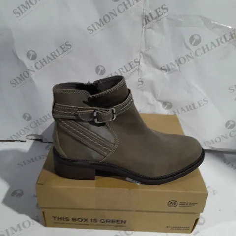 BOXED CLARKS MAYE STRAP DARK TAUPE LEATHER BOOTS SIZE 6