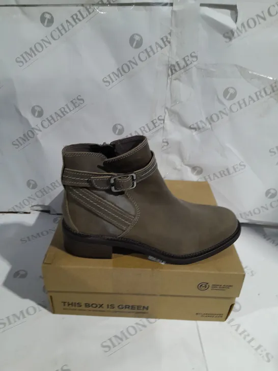 BOXED CLARKS MAYE STRAP DARK TAUPE LEATHER BOOTS SIZE 6