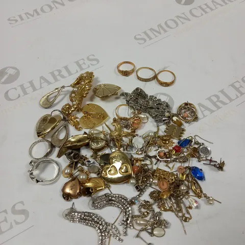 BOX OF ASSORTED LOOSE JEWELLERY IN VARIOUS DESIGNS TO INCLUDE EARRINGS, RINGS, BROOCHES ETC 