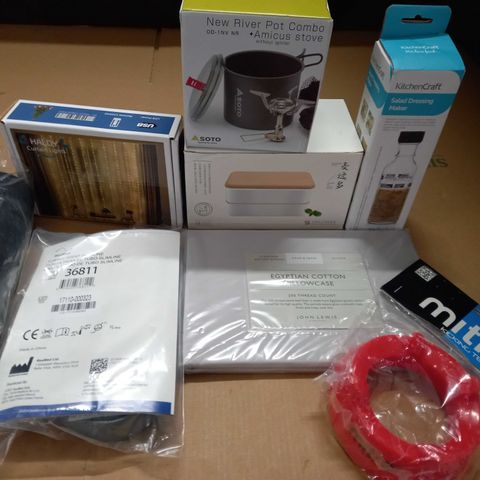 LOT OF 8 ASSORTED HOUSEHOLD ITEMS TO INCLUDE CURTAINS LIGHTS, NEW RIVER POT AND MITRE KICKING TEE