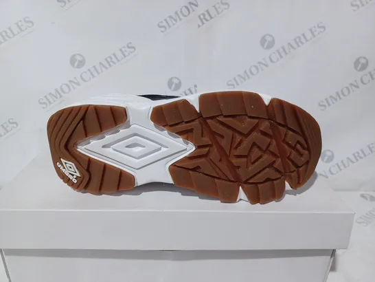 BOXED UMBRO NEPTUNE TRAINERS - UK 6