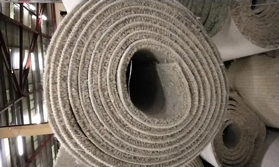 ROLL OF QUALITY CARPET RUNNER LIGHT GREY APPROXIMATELY 1.46M X SIZE UNSPECIFIED