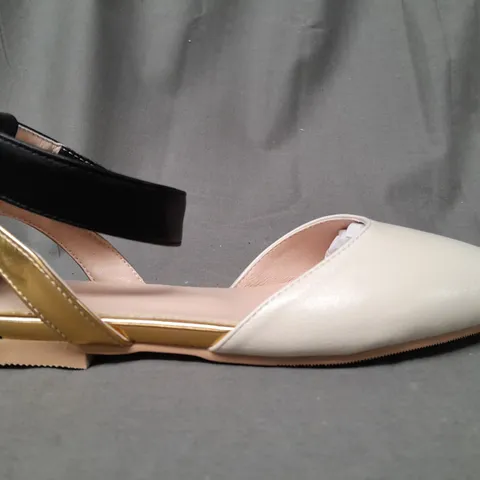 BOXED PAIR OF DESIGNER POINTED TOE SHOES IN WHITE/BLACK/METALLIC GOLD EU SIZE 35