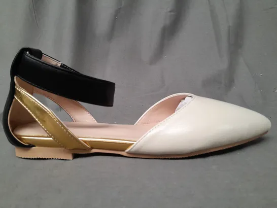 BOXED PAIR OF DESIGNER POINTED TOE SHOES IN WHITE/BLACK/METALLIC GOLD EU SIZE 35