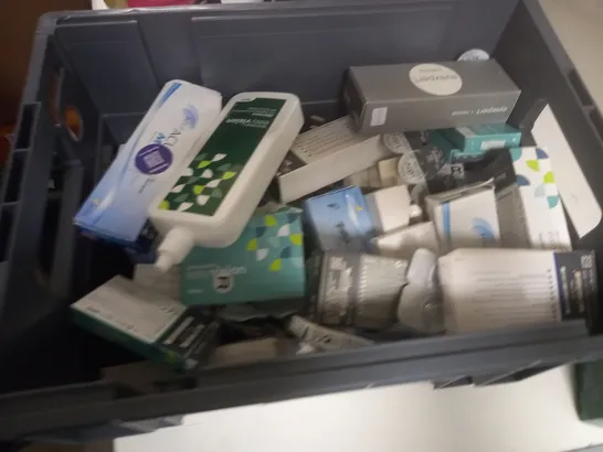 LOT OF ASSORTED EYECARE ITEMS TO INCLUDE SPECSAVERS, ACUVUE AND TOTAL 1