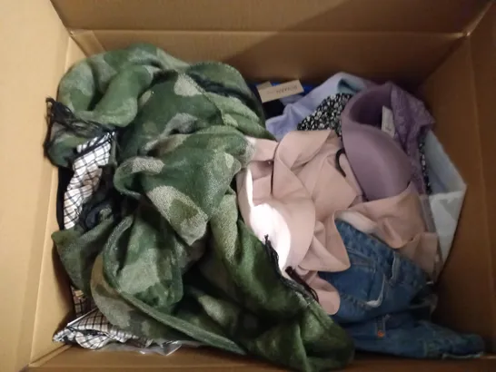 LOT OF APPROX 20 ASSORTED CLOTHING ITEMS VARYING IN SIZE/COLOUR/STYLE TO INCLUDE: TROUSERS, TOPS, JUMPERS