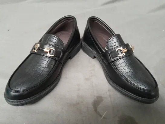 BOXED PAIR OF DESIGNER SHOES IN BLACK CROC EU SIZE 31