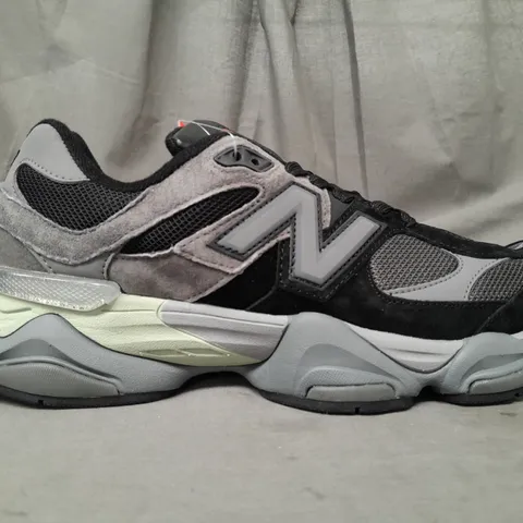 BOXED PAIR OF NEW BALANCE 9060 TRAINERS IN BLACK/GREY UK SIZE 9.5