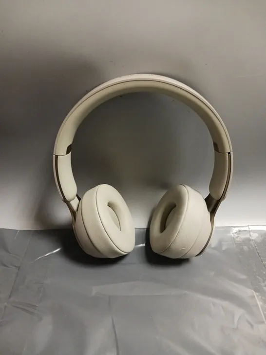 BEATS BY DRE BEIGE WIRELESS HEADPHONES. 