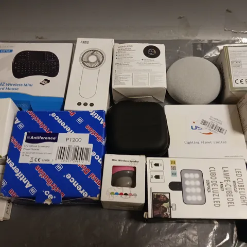 LOT OF 15 ASSORTED TECH ITEMS TO INCLUDE HD VIDEO CAMERA, LED CUBE LIGHT AND MINI KEYBOARD