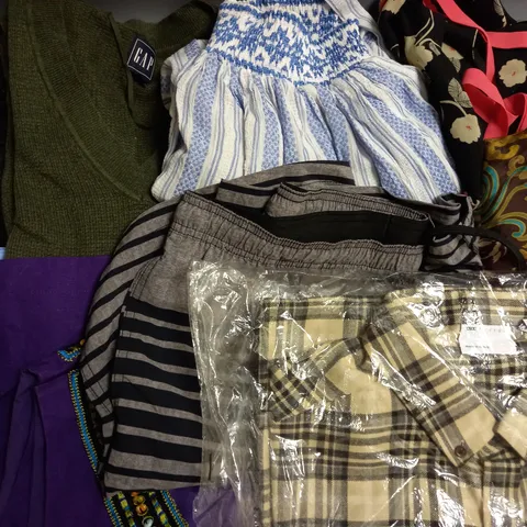 BOX OF APPROX 10 ASSORTED ITEMS OF CLOTHING TO INCLUDE JEANS, SHORTS AND SKIRT ETC