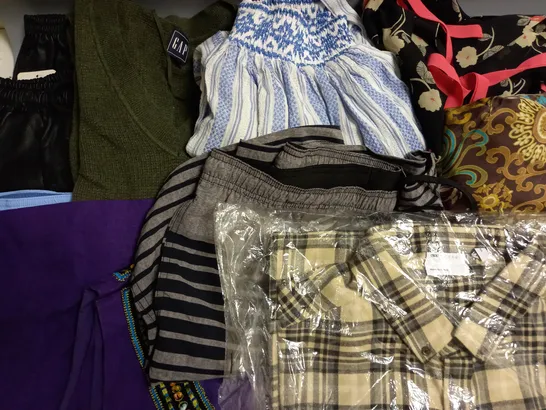 BOX OF APPROX 10 ASSORTED ITEMS OF CLOTHING TO INCLUDE JEANS, SHORTS AND SKIRT ETC