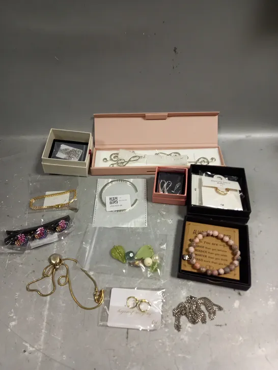 APPROXIMATELY 30 ASSORTED JEWELLERY PRODUCTS TO INCLUDE EARRINGS, NECKLACES, BRACELETS ETC 