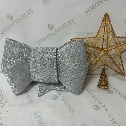 TWO BOXED PRODUCTS TO INCLUDE GOLD LIGHT UP TREE TOPPER AND BATTERY OPERATED SILVER DOOR BOW 