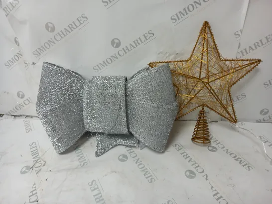 TWO BOXED PRODUCTS TO INCLUDE GOLD LIGHT UP TREE TOPPER AND BATTERY OPERATED SILVER DOOR BOW 