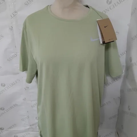 NIKE RUNNING MILER TEE IN OLIVE - M