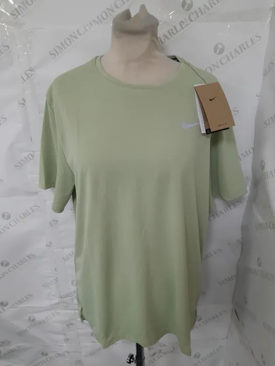 NIKE RUNNING MILER TEE IN OLIVE - M