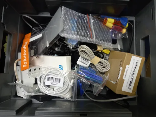 BOX OF APPROX 15 ITEMS TO INCLUDE ASSORTED CABLES, POWER PACKS AND PHONE CASE