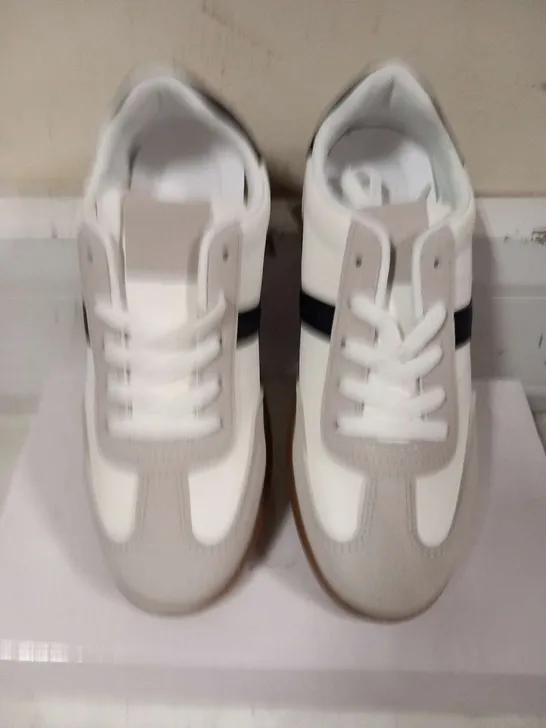 BOXED EV321 WHITE TRAINERS SIZE 5