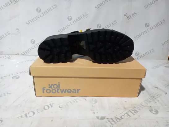 BRAND NEW BOXED PAIR OF KOI VEGAN LEATHER BLOOMING DAISY OASIS STRAPPY SLIDERS IN BLACK UK SIZE 9