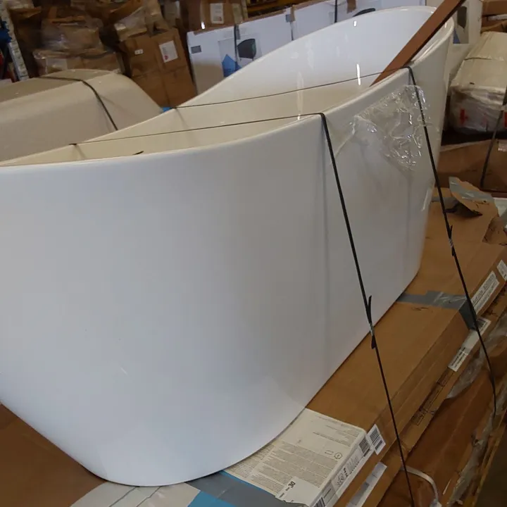 BATH AND ASSORTED SHOWER SCREEN/PANELS 4479833Simon Charles Auctioneers