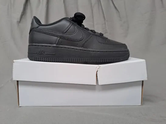 BOXED PAIR OF NIKE AIR FORCE 1 SHOES IN BLACK UK SIZE 3