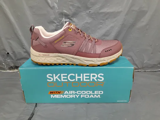 BOXED PAIR OF SKECHERS OUTDOOR MEMORY FOAM TRAINERS IN MAUVE SIZE 7