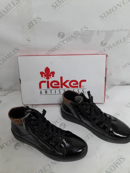 BOXED PAIR OF RIEKER HIGH TOP TRAINERS IN BLACK SIZE 6