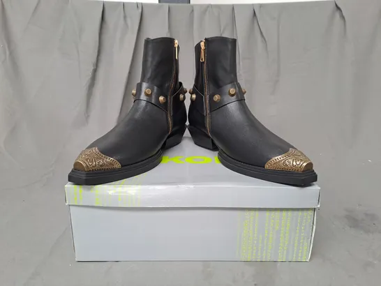 BOXED PAIR OF KOI SOUL RENDER COWBOY BOOTS IN BLACK/BRONZE EFFECT UK SIZE 11