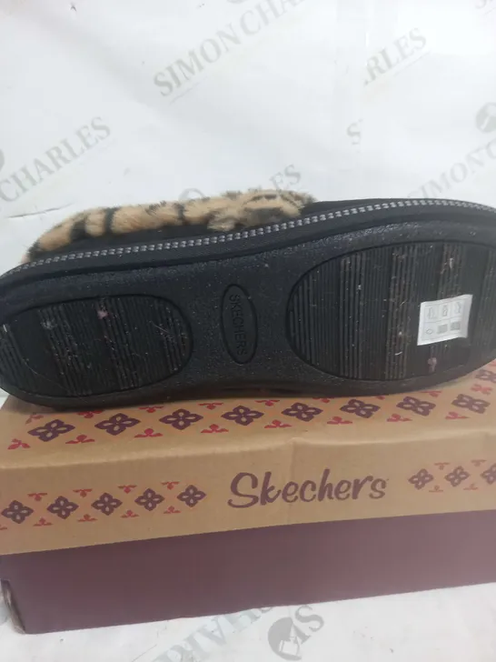 BOXED PAIR OF SKECHERS COZY CAMPFIRE FRISKY GAL LEOPARD FUR LINED SLIPPERS IN BLACK SIZE 8