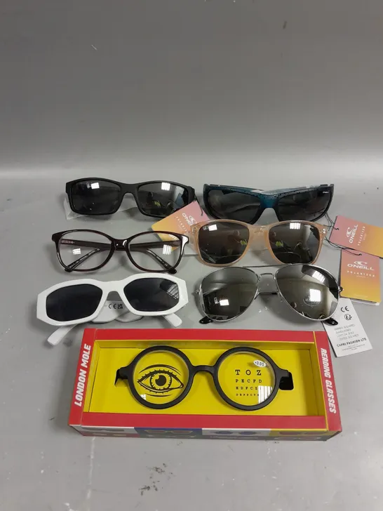 APPROXIMATELY 7 ASSORTED SPECTACLE & SUNGLASSES IS VARIOUS DESIGNS