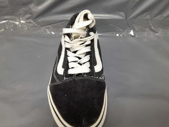 BOXED PAIR OF VANS SHOES IN BLACK/WHITE UK SIZE 8.5