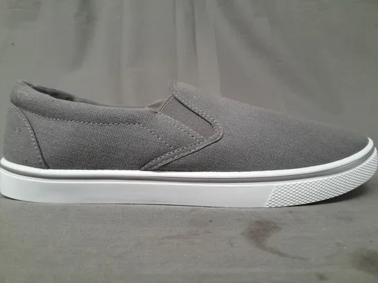 BOXED PAIR OF URBAN JACKS SLIP-ON SHOES IN GREY SIZE 9