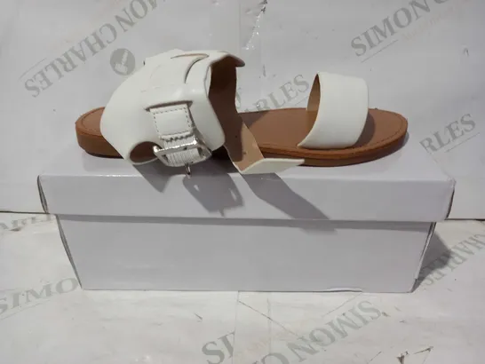 BOXED PAIR OF CM PARIS SANDALS IN WHITE EU SIZE 38