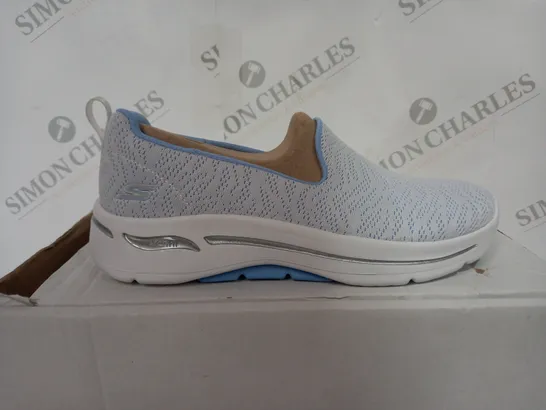 BOXED OCEAN REEF SLIP ON TRAINERS IN BLUE & WHITE - SIZE 4