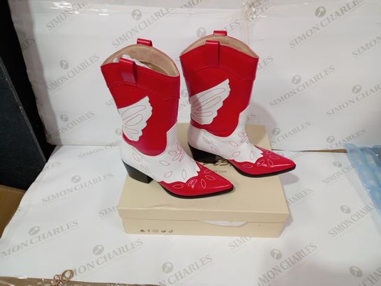 BOXED PAIR OF PUBLIC DESIRE BOOTS SIZE 6