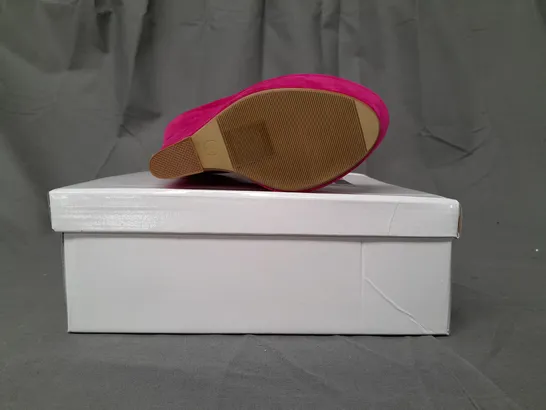 BOXED PAIR OF KOI COUTURE HR5 PLATFORM HIGH WEDGE FAUX SUEDE SHOES IN FUCHSIA SIZE 3