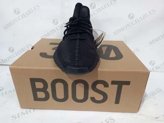 BOXED PAIR OF ADIDAS YEEZY BOOST 350 V2 SHOES IN BLACK UK SIZE 9.5