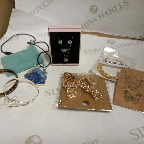 LOT OF APPROXIMATELY 20 JEWELLERY ITEMS, TO INCLUDE RINGS, NECKLACES, ETC