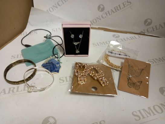 LOT OF APPROXIMATELY 20 JEWELLERY ITEMS, TO INCLUDE RINGS, NECKLACES, ETC