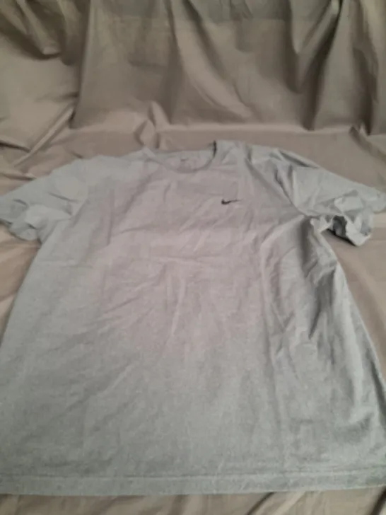 MENS EXTRA LARGE GREY NIKE DRI FIT TSHIRT