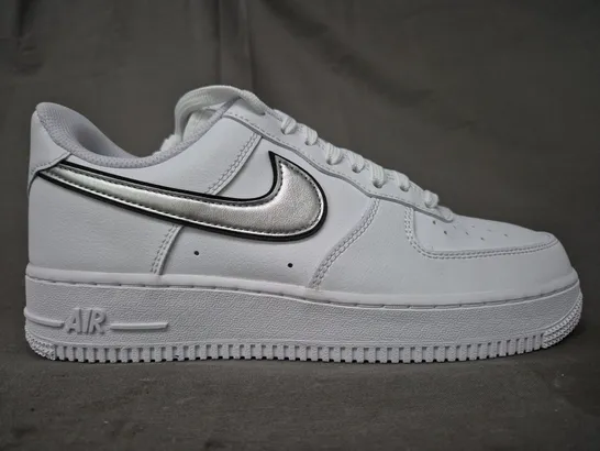 BRAND NEW BOXED PAIR OF NIKE WOMEN'S AIR FORCE 1 '07 ESS SHOES IN WHITE/METALLIC SILVER UK SIZE 6.5