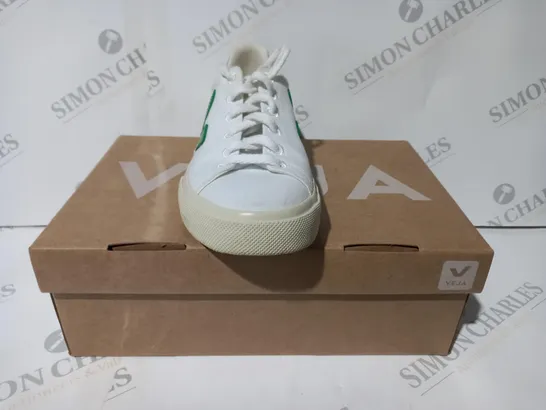 BOXED PAIR OF VEJA TRAINERS IN WHITE/GREEN UK SIZE 4