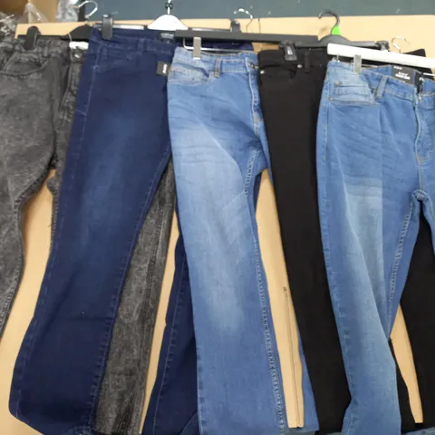 5 PAIRS OF FIRETRAP JEANS IN VARIOUS COLOURS/SIZES TO INCLUDE CHARCOAL BLACK, NAVY, WASHED BLUE, ETC