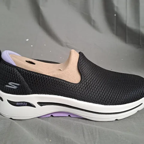 SKETCHERS GO WALK ARCH FIT IN BLACK - SIZE 5