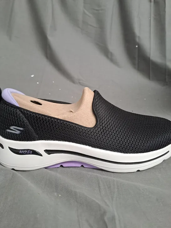 SKETCHERS GO WALK ARCH FIT IN BLACK - SIZE 7